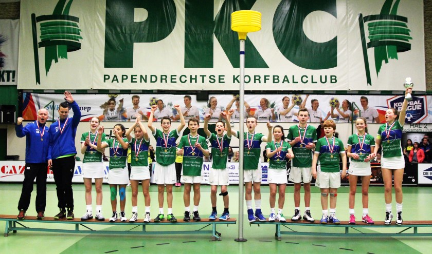 Velocitas C1 wordt gehuldigd na winst op het NK in Papendrecht.
