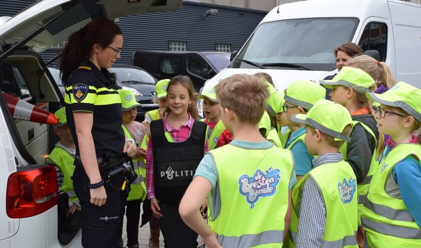Agente Shannon laat zien wat er allemaal in een politieauto ligt.