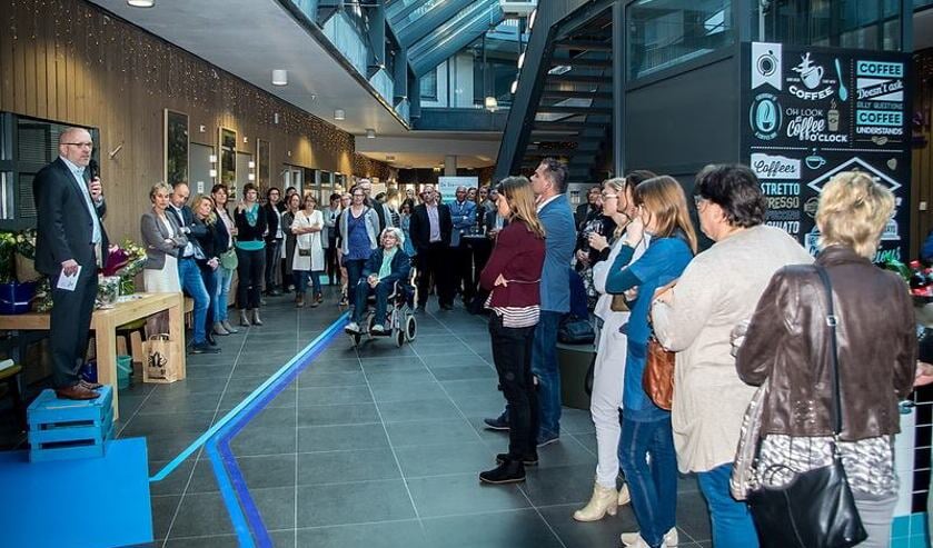 FloreoKids directeur Johan Vriesema (geheel links) tijdens zijn toespraak.