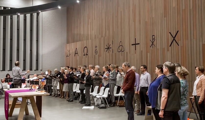 Piet Jasperse dirigeert twee koren en een orkest.