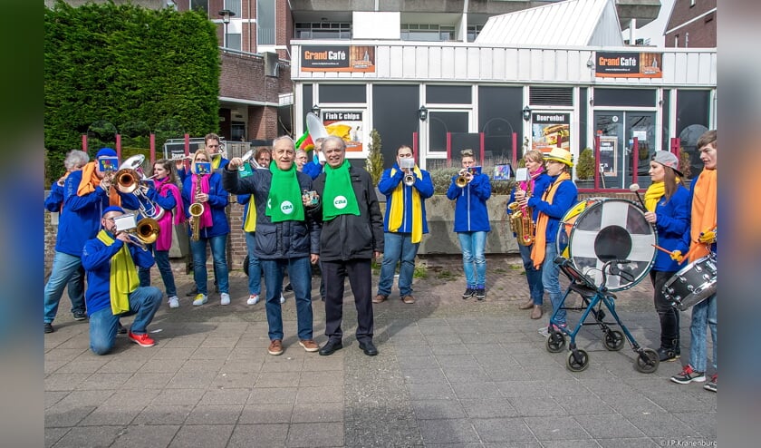 Het CDA zorgde voor een vrolijke noot met een dweilorkest.