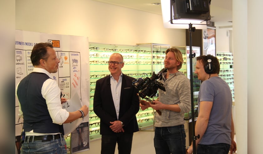 De cameraploeg van RTL Z in actie bij Saton Optiek. | Foto: PR