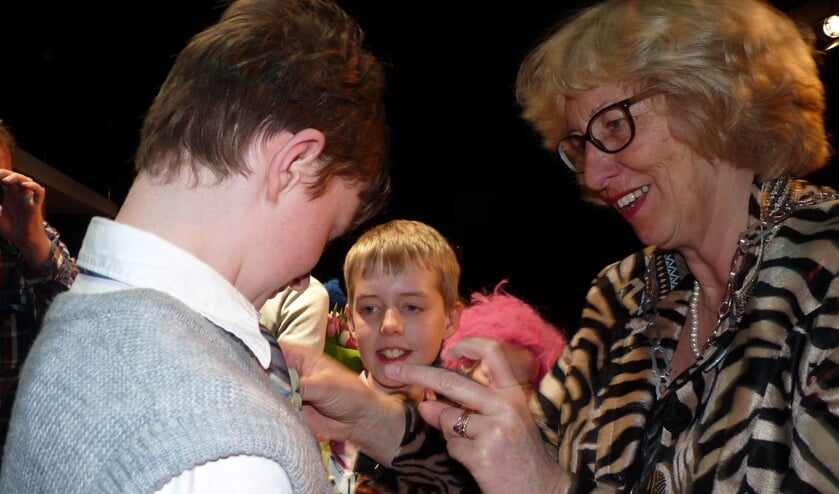 De kinderen kregen van de burgemeester een speldje. | Foto: Esta Hoogervorst