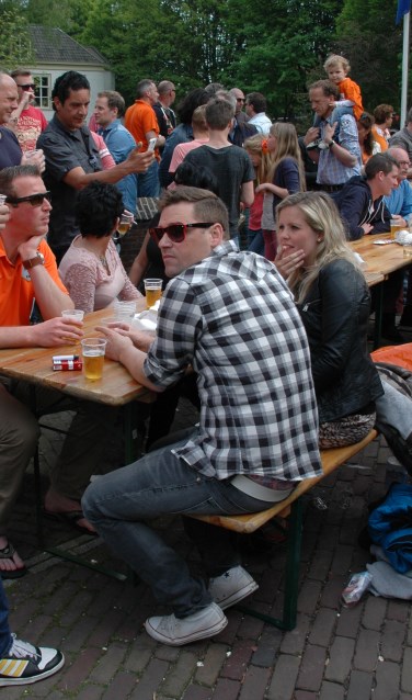 Altijd razend gezellig in het Oude Dorp met Koningsdag. Maar zonder vrijwilligers lukt het niet | Archieffoto