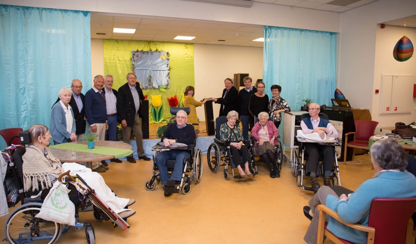 Met veel genoegen schonken de leden van Lions Oegstgeest-Warmond nieuwe luidsprekers. | Foto Wil van Elk