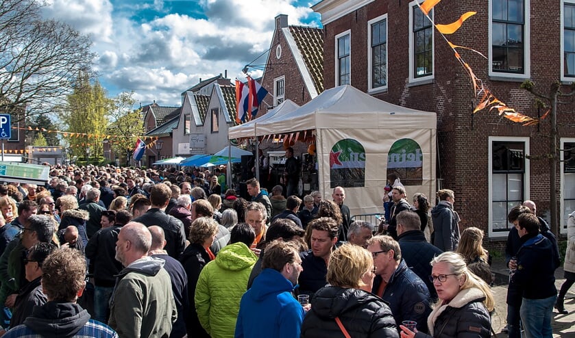 Drukte in de Hoofdstraat. | Foto: J.P. Kranenburg