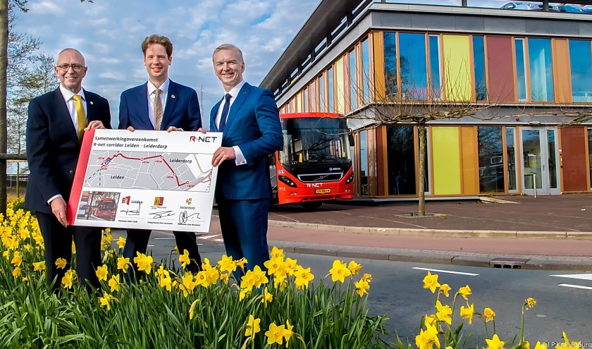Met het tekenen van de samenwerkingsovereenkomst is het OV in leiderdorp weer een stukje beter. | Foto: J.P. Kranenburg. Tekst: Nelleke Thissen