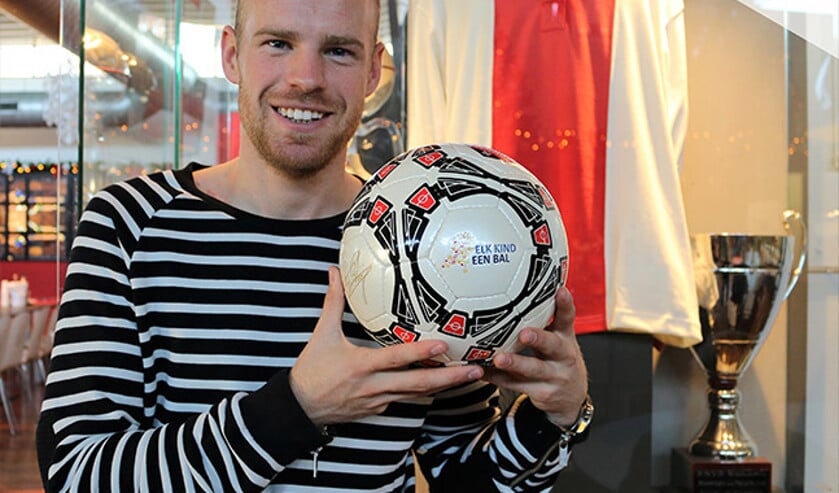 Davy Klaassen signeert voor het goede doel. | Foto: PR