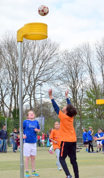 De bal door die korf krijgen bleek soms toch lastiger gezegd dan gedaan.