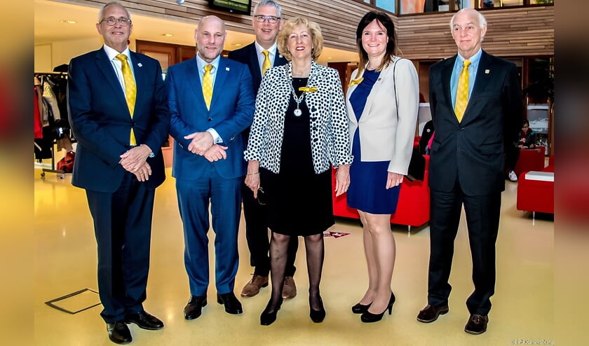 V.l.n.r. Wethouders Kees Wassenaar en Olaf McDaniel, gemeentesecretaris Herman Romeijn, burgemeester Laila Driessen, en wethouders Angelique Beekhuizen en Jeff Gardeniers. | Foto: J.P. Kranenburg