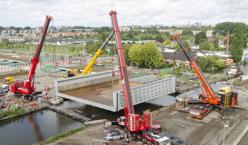 Plaatsing van het aquaduct op de Oude Rijn.