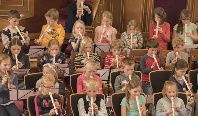 <p>Leerlingen van de basisscholen in Sassenheim spelen mee tijdens het Blokfluitfeest van Crescendo. | Foto: pr.</p>