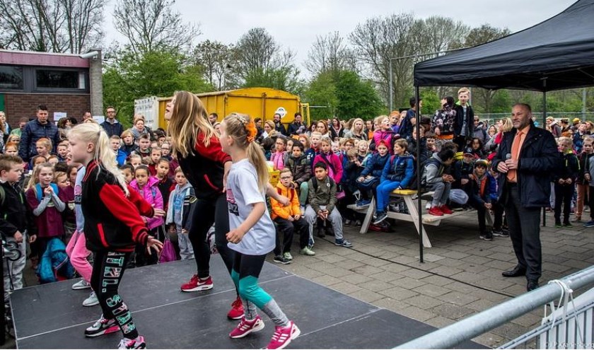 Het openingsdansje, onder leiding van enkele dansers van De Rode Sneakerz. Rechts staat sportwethouder Olaf McDaniel.