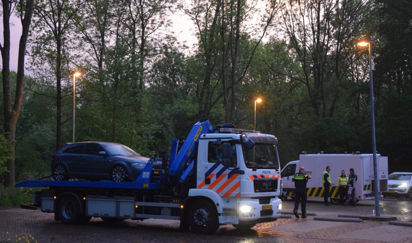 De auto waarin hennep werd aangetroffen, is door de politie afgevoerd voor nader onderzoek. | Foto: AS Media