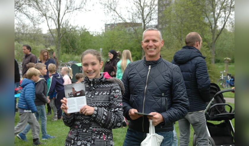 Marcel van der Ploeg en zijn dochter Lisette deelden op 5 mei folders uit over Free a Girl. | Foto: C. v.d. Laan