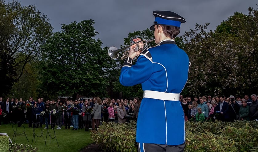 Een trompettist van Tamarco blaast het Taptoesignaal. | Foto: J.P. Kranenburg