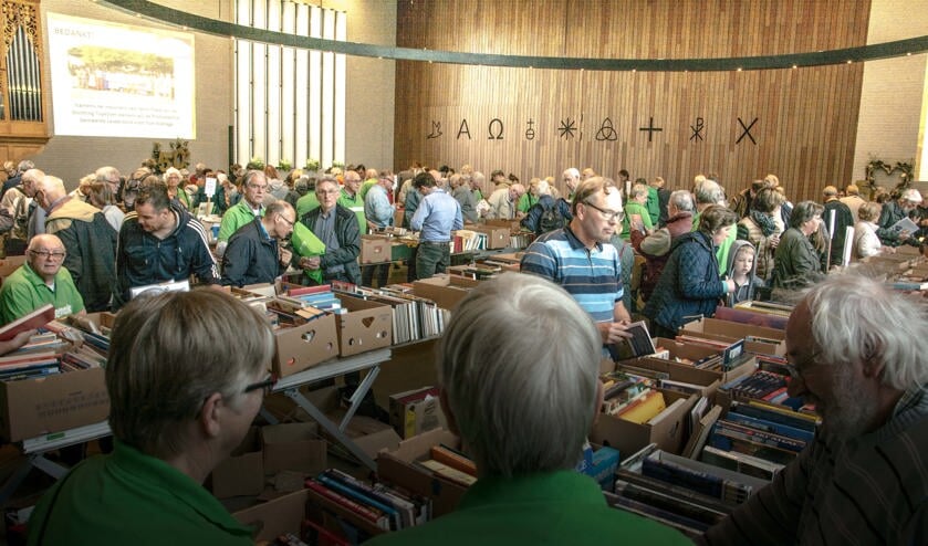 Grote drukte in de kerkszaal van de Scheppingskerk.