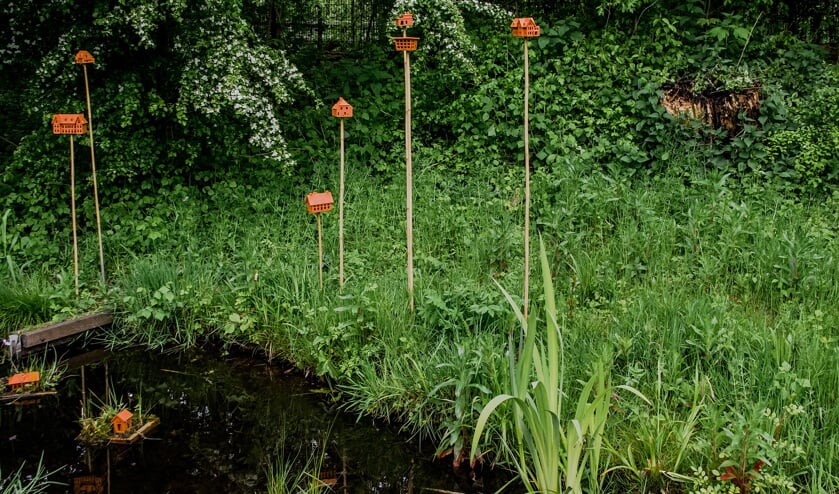Kunstenaar Bastiaan Meijer plaatste deze beelden in de heemtuin. | Foto: J.P. Kranenburg