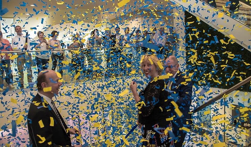 V.l.n.r. Michael Speiser, directielid van Olympus Europa, burgemeester Laila Driessen en Henk Braat, algemeen directeur van Olympus Nederland, in een regen van confetti. | Foto: J.P. Kranenburg