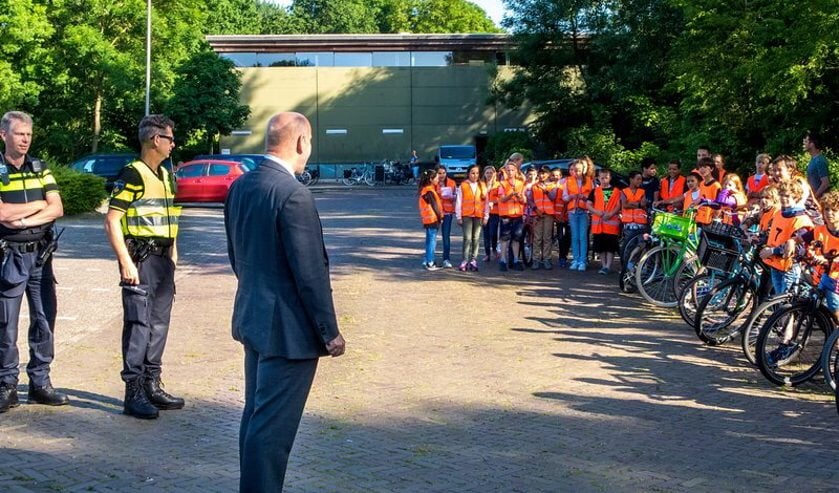 Wethouder Olaf McDaniel sprak vanochtend de leerlingen van de School Kastanjelaan en de Hasselbraam toe voordat ze begonnen aan hun examen.
