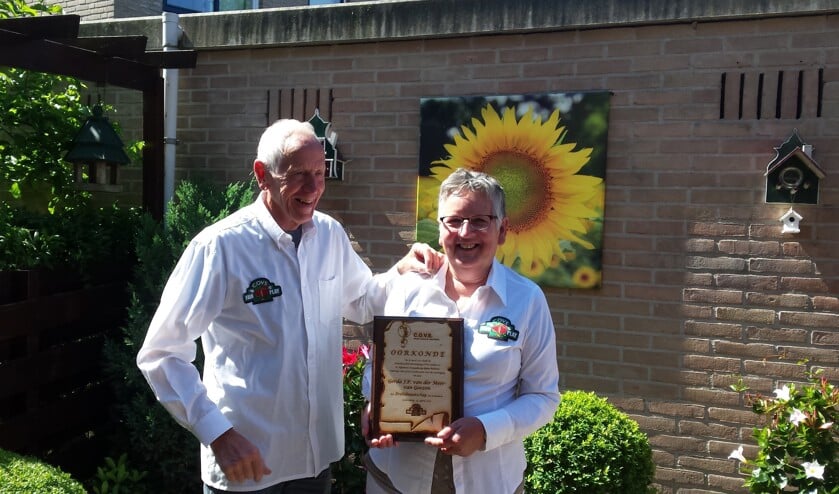 Gerda en Piet van der Meer, Ereleden van de Centrale Organisatie van Voetbal Scheidsrechters. Samen op weg naar het 100-jarig bestaan. | Foto: Elly Bavelaar.