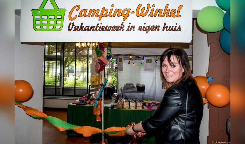 Wethouder Angelique Beekhuizen opende maandagochtend de vakantiehuis in eigen huis door het lint voor de entree van de campingwinkel door te knippen. | Foto: J.P. Kranenburg