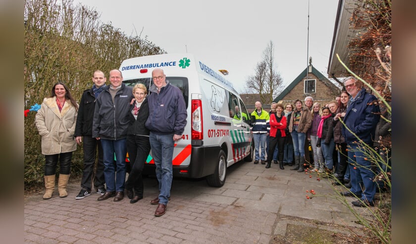 Carla en haar vrijwilligers op en vrolijker moment, toen ze een nieuwe dierenambulance kregen. | Archieffoto W. v. Elk