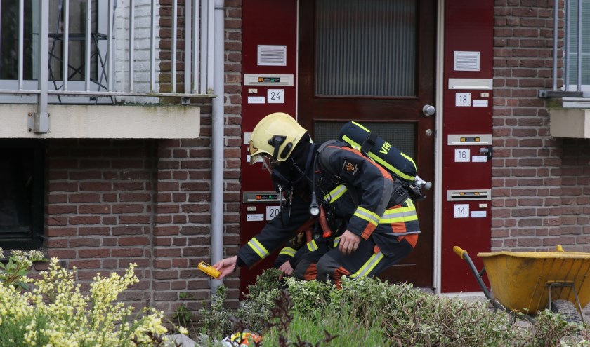De brandweer verrichtte metingen bij het portiek. | Foto: AS Media