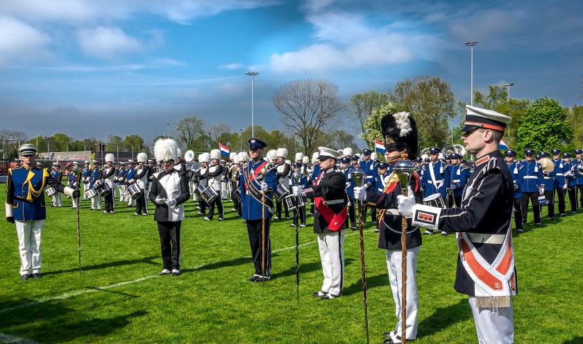 De zes tambour-maîtres voor hun bands bij de finale van de Bevrijdingstaptoe. | Foto: J.P. Kranenburg
