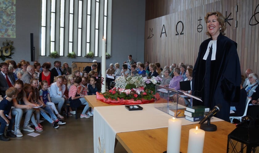 Dominee Hester Smits zorgde voor een vrolijke sfeer en genoot er zichtbaar zelf van. | Foto: Frans Brocken