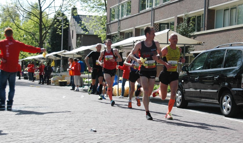 Ook dit jaar komen de lopers van de 10 kilometer en halve marathon door de Van Diepeningenlaan. | Archieffoto: C. v.d. Laan