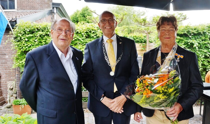 V.l.n.r: Rien van der Vlies, loco-burgemeester Kees Wassenaar en Magda van der Vlies.