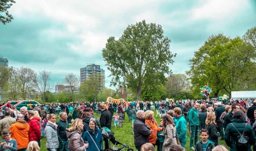 Drukte op het feestterrein in De Houtkamp. | Foto: J.P. Kranenburg