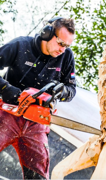 Kampioen woodcarven Sander Boom aan het werk