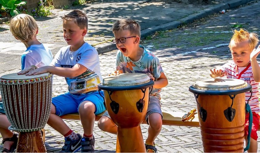 Muziek maken in de Lindenlaan.