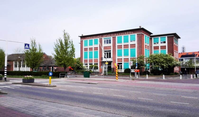 <p>De Opleidingsschool met links de gymzaal. | Foto: RD</p>