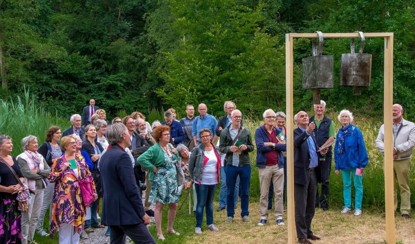 Wethouder Jeff Gardeniers gebruikt het kunstwerk van Bob Budd om de tentoonstelling te openen.