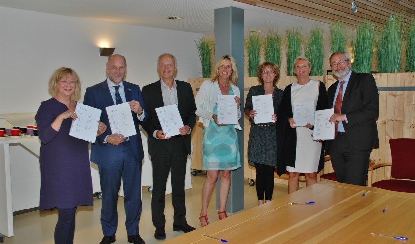 Alle samenwerkingspartners met het ondertekende convenant. Wethouder McDaniel staat tweede van links.