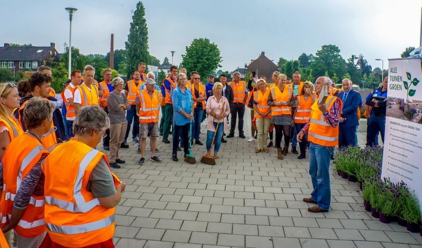 Wethouder Jeff Gardeniers (CDA) vertelt hoe belangrijk het is dat tegels plaatsmaken voor planten.