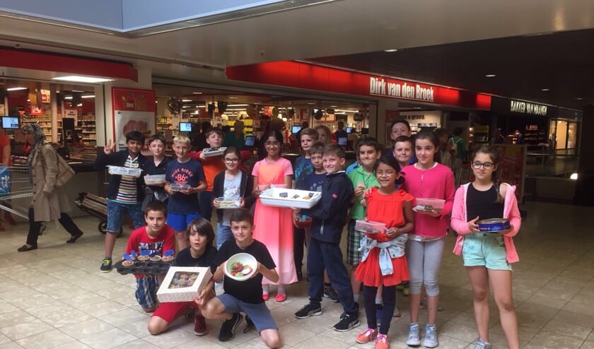 Leerlingen van groep ze met hun gelukscakejes in Winkelhof.