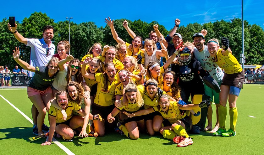 Een dolgelukkig dames 1.