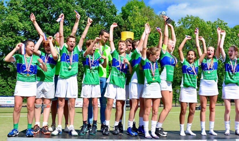 Velocitas C1 wordt gehuldigd op het veld van Olympia in Spijkenisse, met v.l.n.r Xiu Ming Buitenhek, Tim van Wezel, coach Klaas Bosman, Ivo Ridder, Robin Bakker, coach Mitchell de Boer, Quinn Theunissen, Mark Haasnoot, Lars Hüsken, Lilian van Herwijnen, Rosa Hüsken, Julia Mahadew, Gwen Haasnoot en Guusje van Leeuwen. | Foto: Frans van Herwijnen