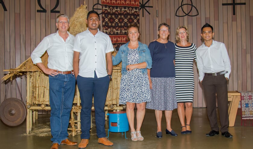 De gasten uit Sumba met hun gastvrouwen/heren na afloop van de kerkdienst. Foto: Frits Onvlee