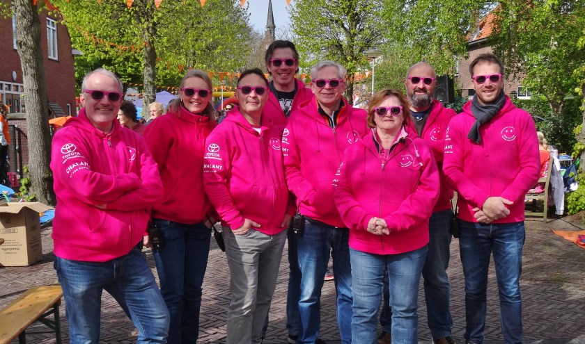 Het bestuur van de Vrienden met vierde van rechts Guido ten Hengel en geheel rechts Jan Suijkerbuijk. | Foto: C. v.d. Laan
