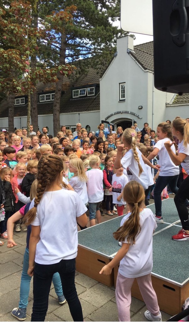Er kon worden gedanst onder leiding van juf Kirsten Remmers van de Rode Sneakerz.