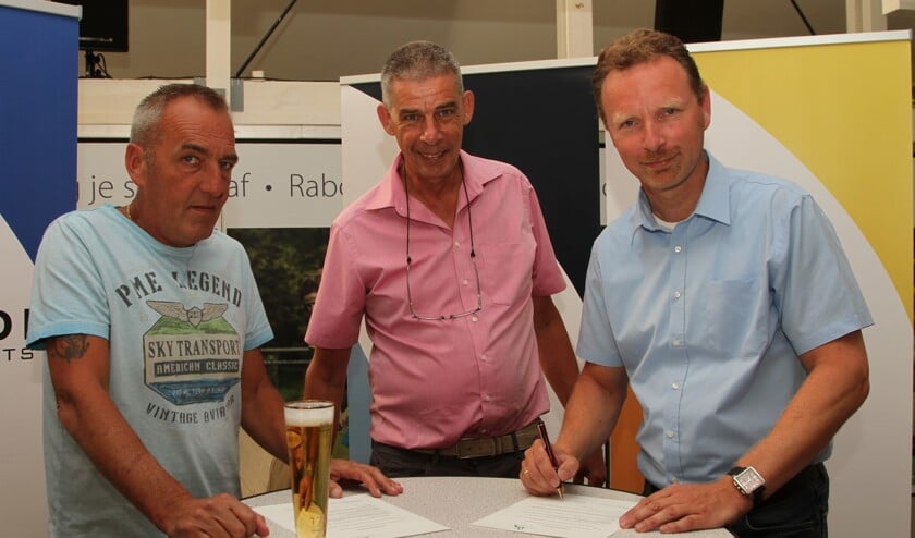V.l.n.r. Hans Tegelaar van het gelijknamige schoonmaakbedrijf, SSPL voorzitter Thomas Stolker en bedrijfsleider Marco Straver van Praxis.