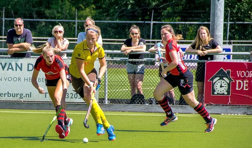 Anne van Eijnhoven met twee speelsters van Schaerweijde in haar kielzog.