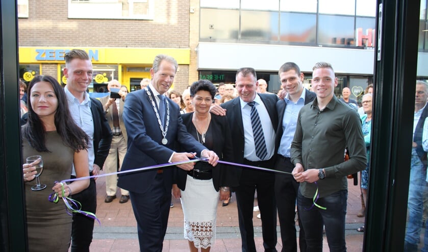 De familie Evers en Burgemeester Arie van Erk bij de opening van de eerste Readshop XL van Nederland.| Foto: Annemiek Cornelissen