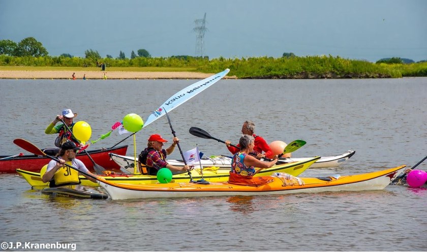 Met kano's werden figuren gemaakt op het water.