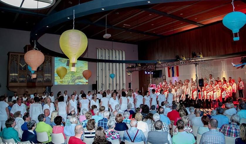 Songs2Sing en Young@Heart, beiden onder leiding van dirigent Annemiek de Groot.